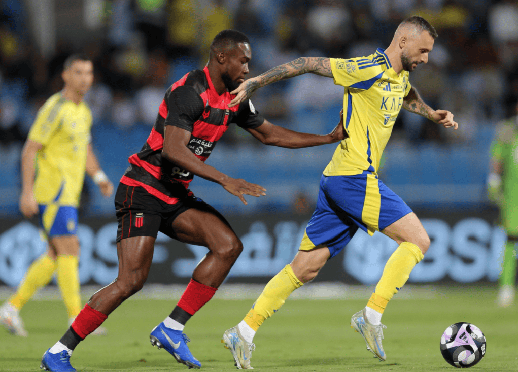 关于利物浦前锋连续破门，助球队保持领先地位的信息