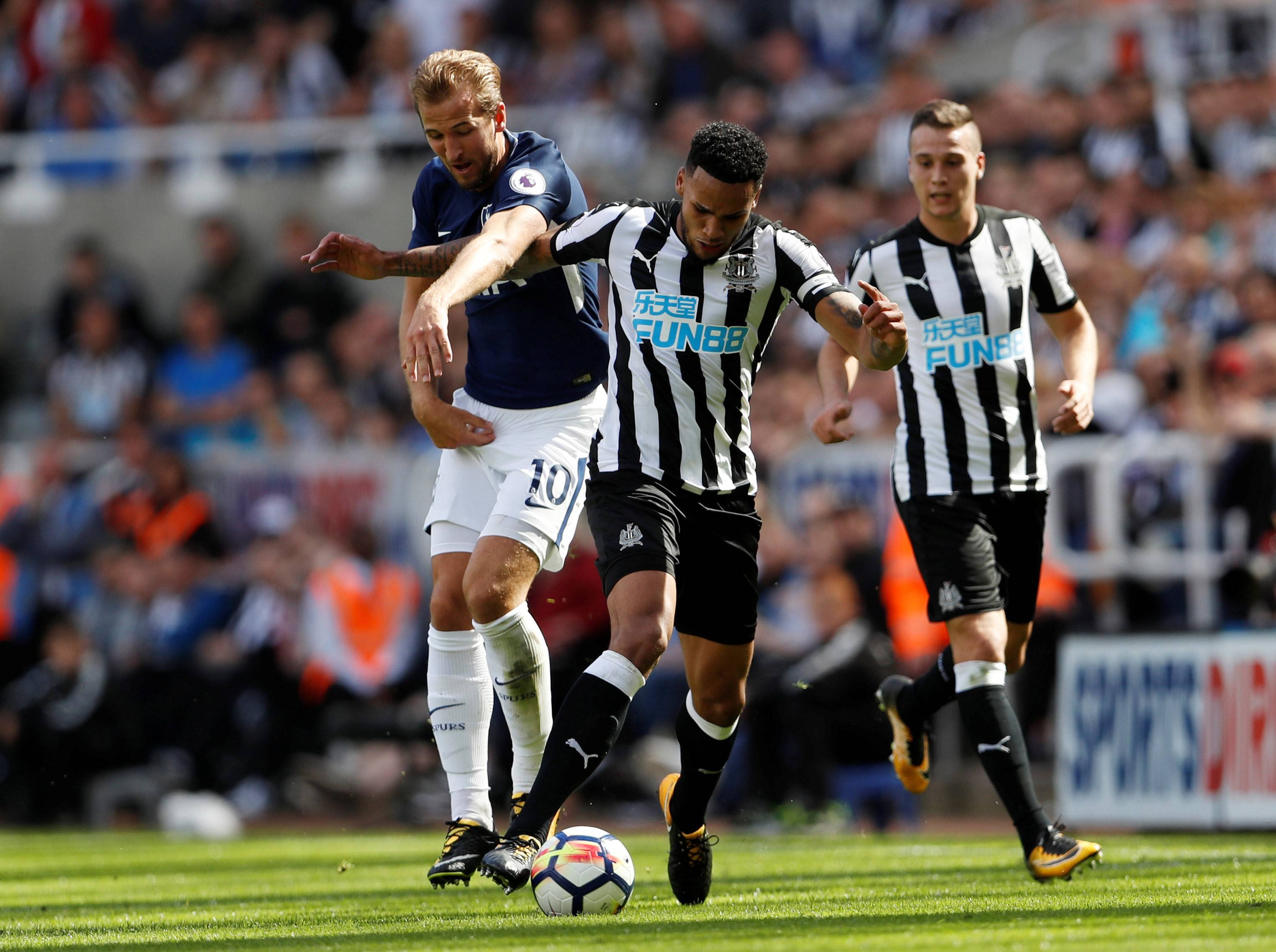 南安普顿惜败纽卡斯尔，球队需调整战术