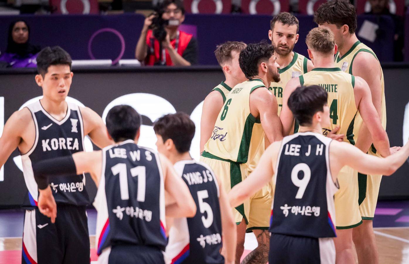 球队在国际篮球比赛中击败对手