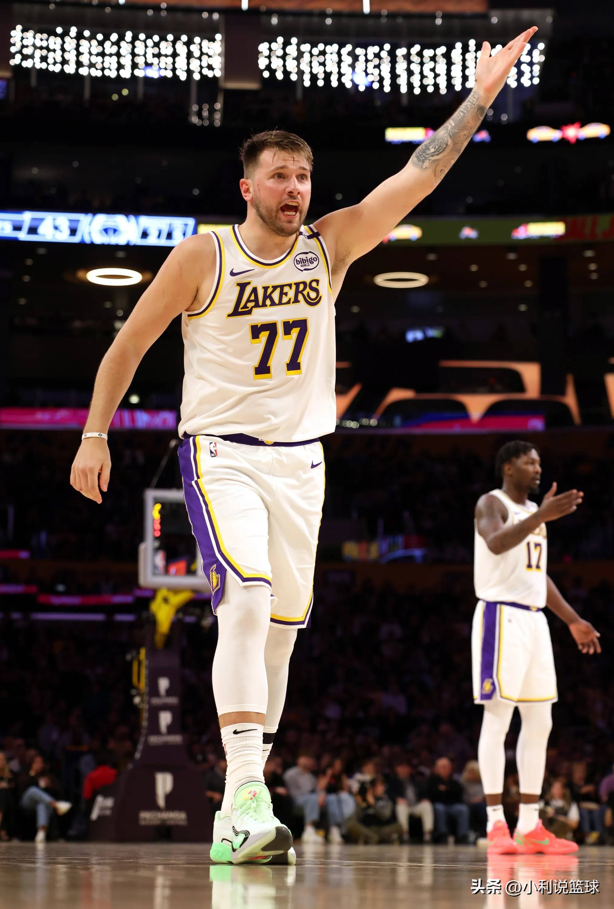 包含篮球比赛中一位实力强劲的球员刷新个人得分纪录的词条 包含篮球比赛中一位实力强劲的球员刷新个人得分纪录的词条