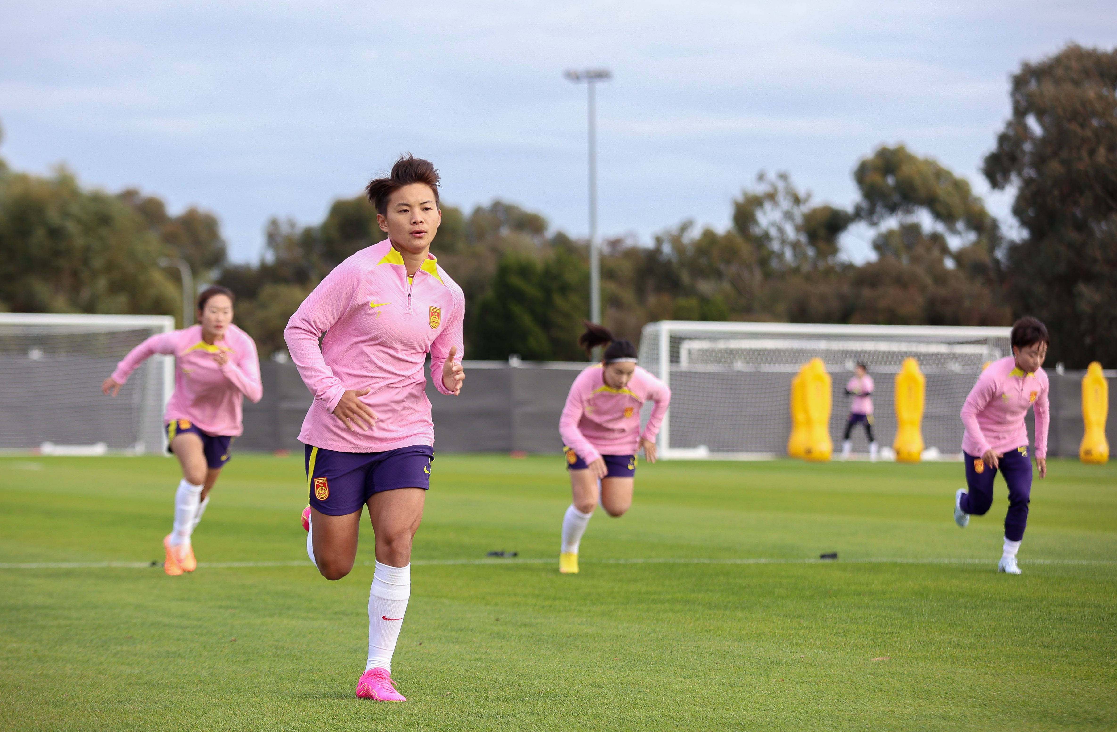 国内女足集训队在锻炼中展现高水平 国内女足集训队在锻炼中展现高水平