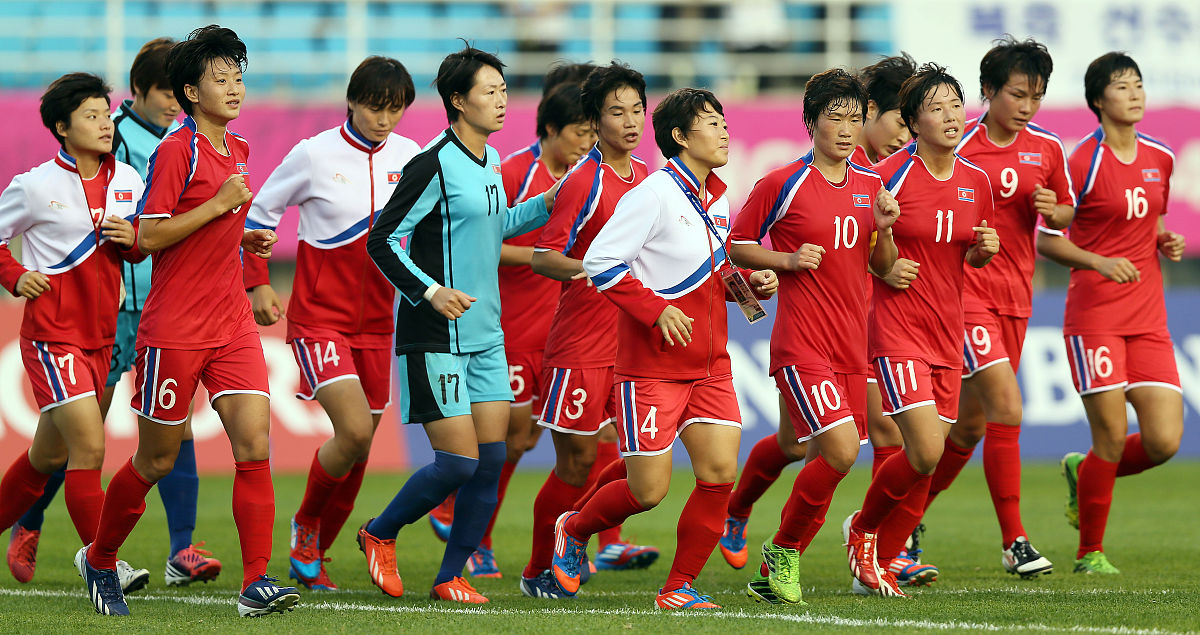 包含赛场激战：亚洲足球盛会彰显风采赛场的词条