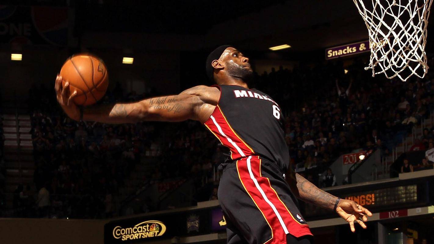 鹈鹕翻盘魔术,詹姆斯点燃赛场 鹈鹕翻盘魔术,詹姆斯点燃赛场