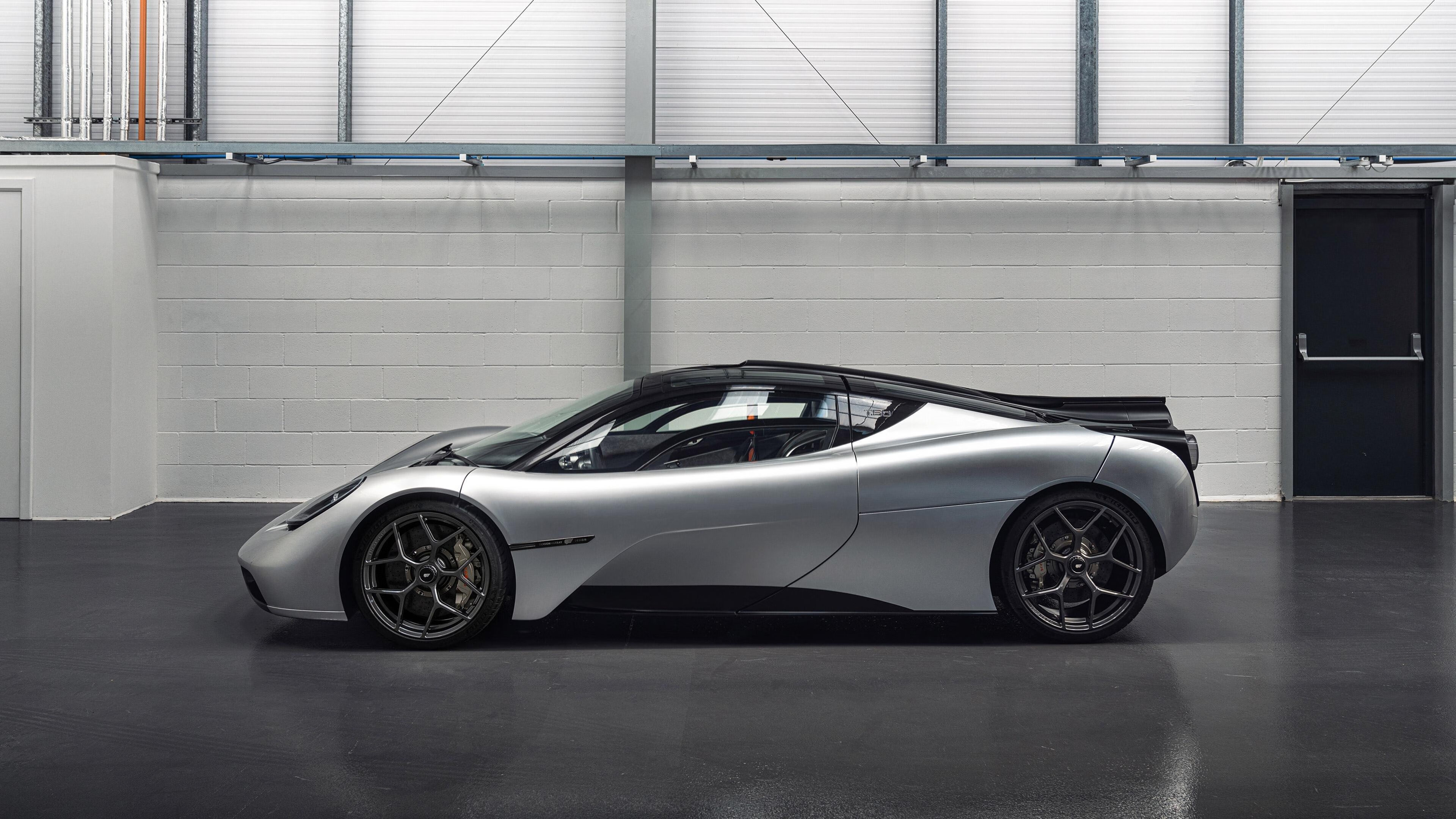 当全场追问进球者时，伯纳乌却为一名防守者起立鼓掌