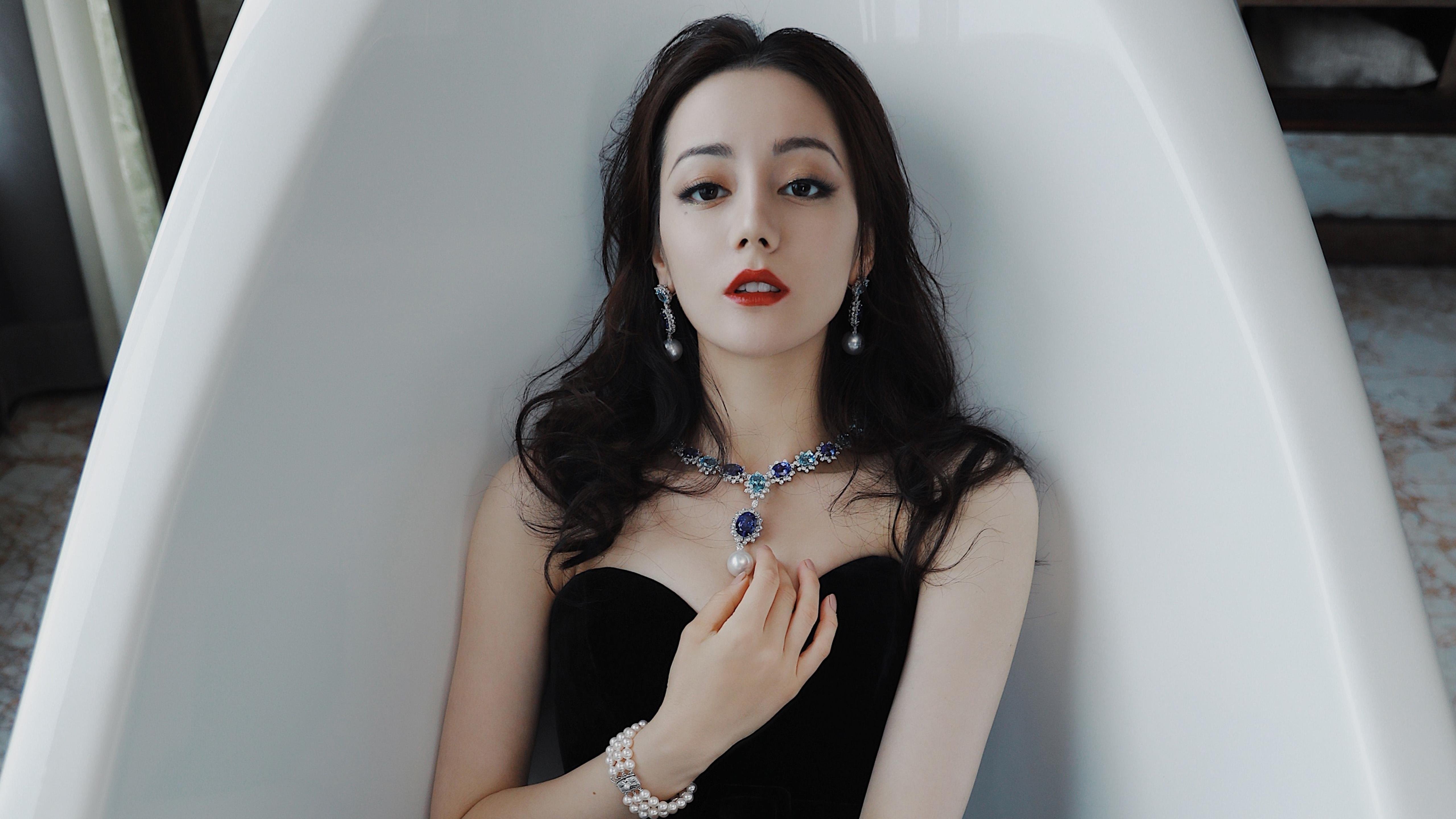 蓝白风暴席卷E组,阿根廷碾压乌兹别克,拉什福德绝杀夜,门神铸就钢铁防线